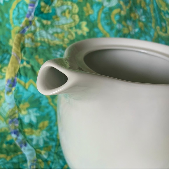 Small White Ceramic 5 Cup Minimalist Tea Pot - Picture 3 of 7